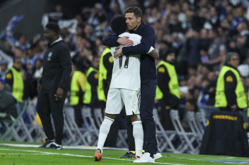 El delantero del Real Madrid Rodrygo Goes (i) celebra con su entrenador, Xabi Alonso (d), tras marcar el 1-0 durante el encuentro correspondiente a la fase regular de la Liga de Campeones que disputaron Real Madrid y Manchester City en el estadio Santiago Bernabéu, en Madrid. EFE/ Kiko Huesca