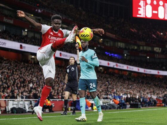 El jugador del Arsenal Bukayo Saka (I) en acción durante el partido de la Premier League que han jugado Arsenal FC y Wolverhampton Wanderers, en Londres, Reino Unido. EFE/EPA/TOLGA AKMEN