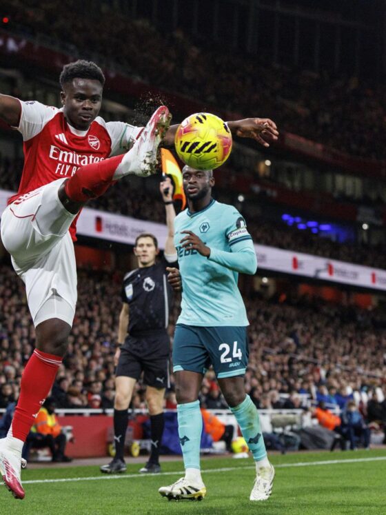 El jugador del Arsenal Bukayo Saka (I) en acción durante el partido de la Premier League que han jugado Arsenal FC y Wolverhampton Wanderers, en Londres, Reino Unido. EFE/EPA/TOLGA AKMEN