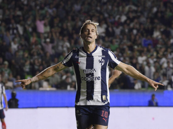 Fotografía de Luis Ramírez, en la que puede verse en una imagen de archivo del 11 de agosto de 2025 al futbolista Sergio Canales, del Monterrey, durante un partido. EFE