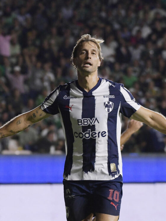 Fotografía de Luis Ramírez, en la que puede verse en una imagen de archivo del 11 de agosto de 2025 al futbolista Sergio Canales, del Monterrey, durante un partido. EFE