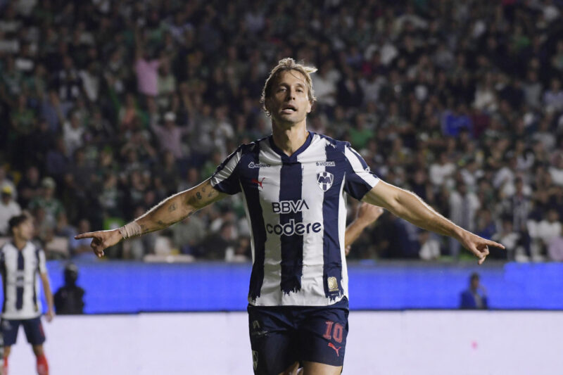 Fotografía de Luis Ramírez, en la que puede verse en una imagen de archivo del 11 de agosto de 2025 al futbolista Sergio Canales, del Monterrey, durante un partido. EFE