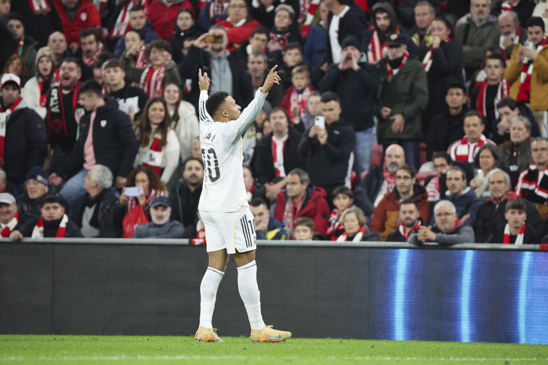 Redención de Mbappé cerca de romper récord de goles Cristiano Ronaldo El delantero francés del Real Madrid Kylian Mbappé celebra el 0-3 conseguido durante el partido de la jornada 19 de LaLiga EA Sports entre el Athletic Club y el Real Madrid, disputado en el estadio de San Mamés en Bilbao. EFE/Luis Tejido