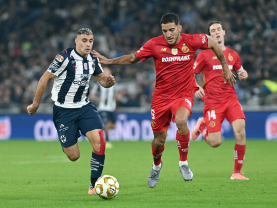 Germán Berterame (i), de Monterrey, disputa el balón con Federico Pereira (d) de Toluca, en el partido de ida de las semifinales de la Liga MX entre Monterrey y Toluca en el estadio BBVA en Guadalupe (México). EFE/Miguel Sierra