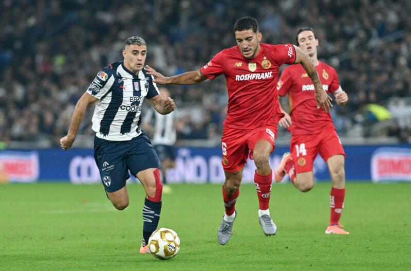 Germán Berterame (i), de Monterrey, disputa el balón con Federico Pereira (d) de Toluca, en el partido de ida de las semifinales de la Liga MX entre Monterrey y Toluca en el estadio BBVA en Guadalupe (México). EFE/Miguel Sierra