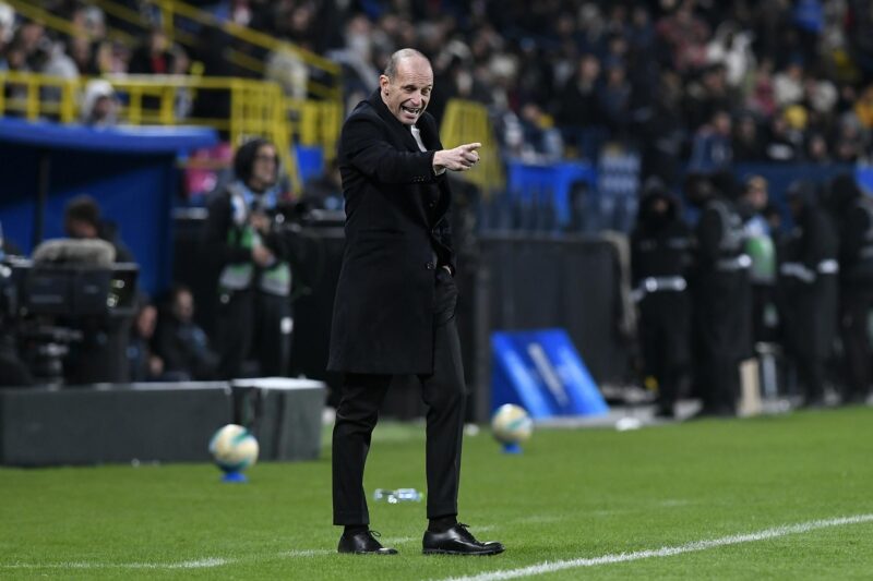 Nápoles apunta a Allegri por “insultos fuera de control” El entrenador del Milán, Massimiliano Allegri, en un momento del partido de la semifinal de la Supercopa que disputó su equipo contra el Nápoles, en Riad. EFE/EPA/STR