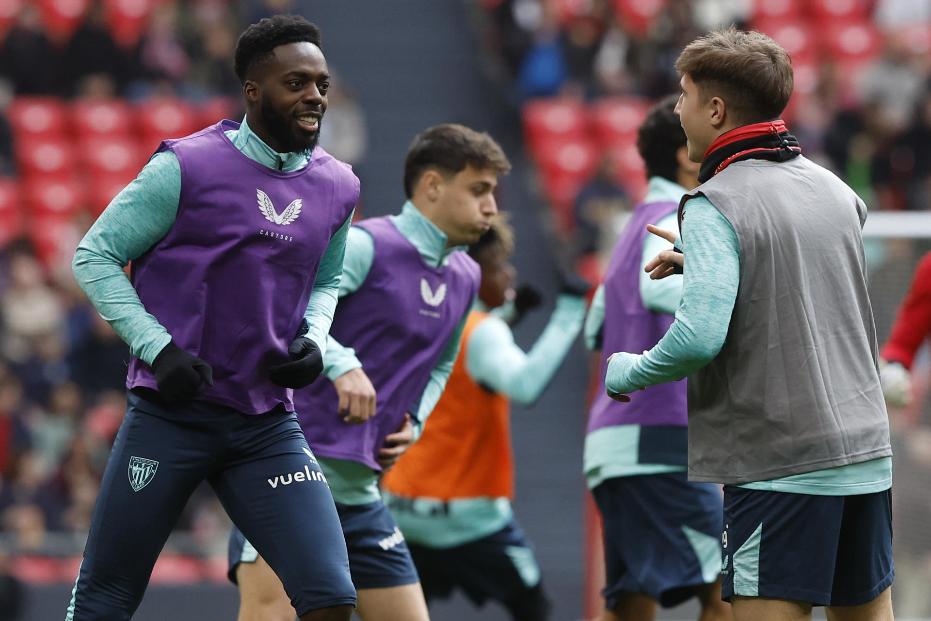 Iñaki Williams (i) durante el entrenamiento, a puerta abierta para los aficionados en San Mamés, con el que el Athletic de Bilbao ha preparado el partido liguero del sábado ante Osasuna en El Sadar. EFE/ Miguel Toña
