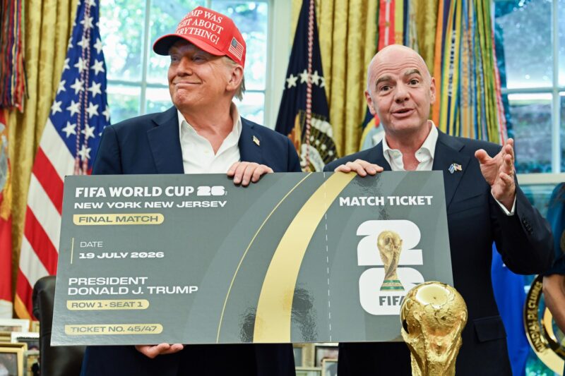 "Un terrible error": Trump defiende públicamente a Infantino El presidente de los Estados Unidos, Donald Trump, y el presidente de la FIFA, Gianni Infantino, el día en el que anunciaron la fecha del sorteo del Mundial 2026, el pasado 22 de agosto. EFE/EPA/ANNABELLE GORDON / POOL
