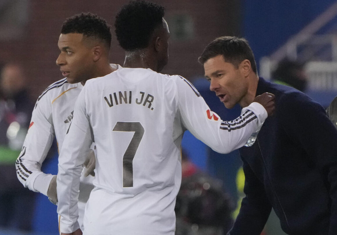 El entrenador del Real Madrid Xabi Alonso (d) da instrucciones a sus jugadores durante el partido de la jornada 16 de LaLiga que Deportivo Alavés y Real Madrid disputaron en el estadio de Mendizorrotza. EFE/Adrián Ruiz de Hierro