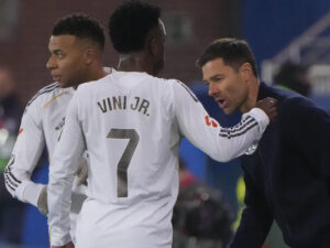 El entrenador del Real Madrid Xabi Alonso (d) da instrucciones a sus jugadores durante el partido de la jornada 16 de LaLiga que Deportivo Alavés y Real Madrid disputaron en el estadio de Mendizorrotza. EFE/Adrián Ruiz de Hierro