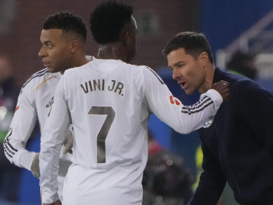El entrenador del Real Madrid Xabi Alonso (d) da instrucciones a sus jugadores durante el partido de la jornada 16 de LaLiga que Deportivo Alavés y Real Madrid disputaron en el estadio de Mendizorrotza. EFE/Adrián Ruiz de Hierro