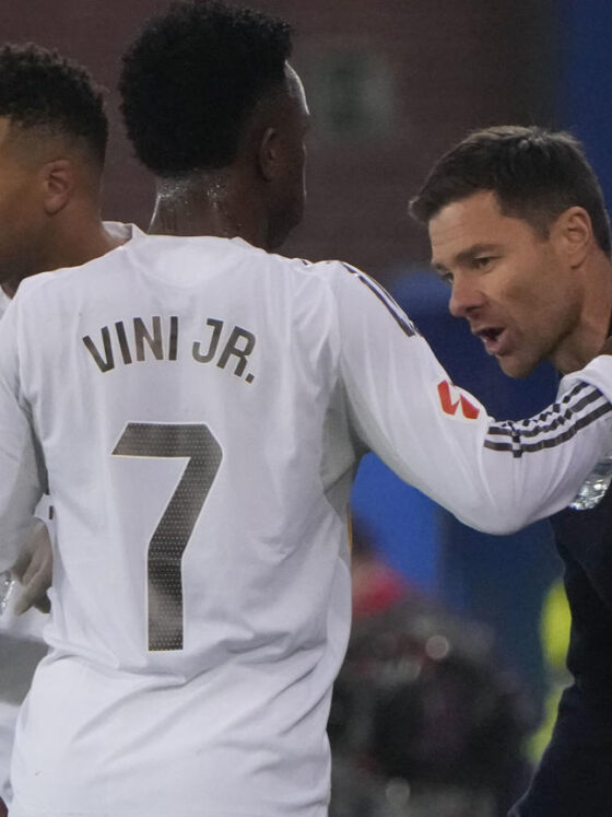 El entrenador del Real Madrid Xabi Alonso (d) da instrucciones a sus jugadores durante el partido de la jornada 16 de LaLiga que Deportivo Alavés y Real Madrid disputaron en el estadio de Mendizorrotza. EFE/Adrián Ruiz de Hierro