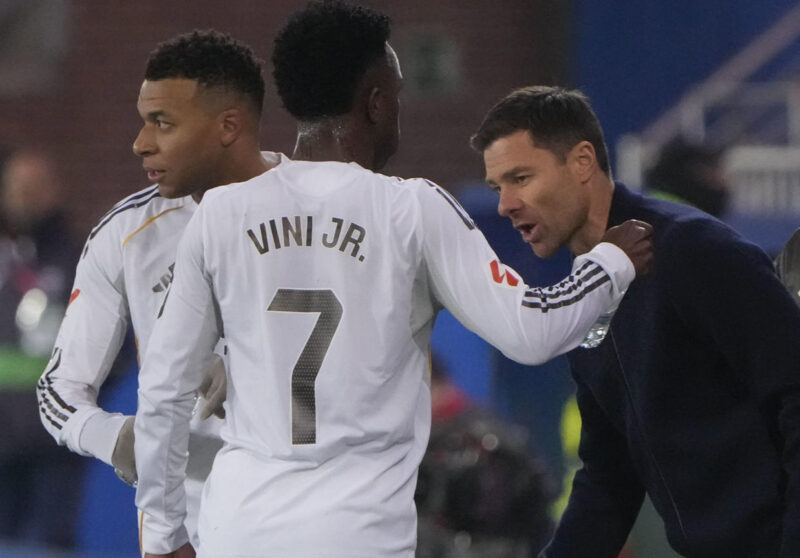 El entrenador del Real Madrid Xabi Alonso (d) da instrucciones a sus jugadores durante el partido de la jornada 16 de LaLiga que Deportivo Alavés y Real Madrid disputaron en el estadio de Mendizorrotza. EFE/Adrián Ruiz de Hierro