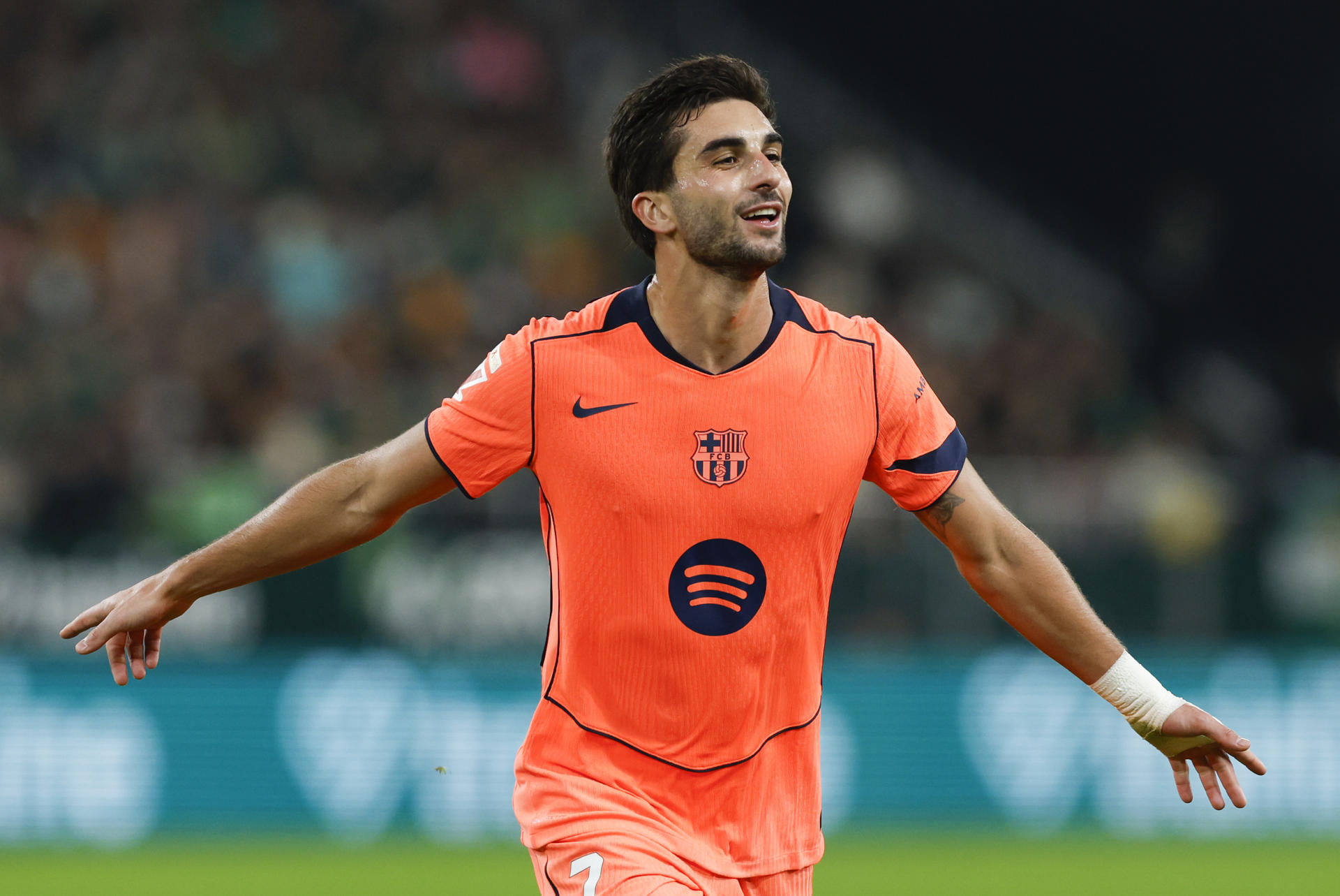 El delantero del Barcelona Ferrán Torres celebra su tercer gol ante el Betis, en el estadio de La Cartuja, en Sevilla. EFE/Julio Muñoz
