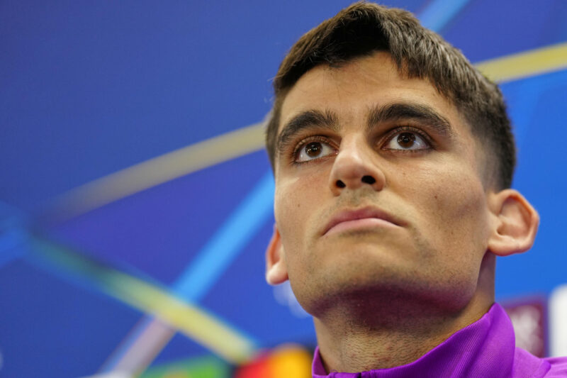 El jugador alemán que estaría buscando el FC Barcelona para la central El jugador del FC Barcelona Gerard Martín durante la rueda de prensa posterior al entrenamiento llevado a cabo en la ciudad deportiva Joan Gamper. EFE/Alejandro García