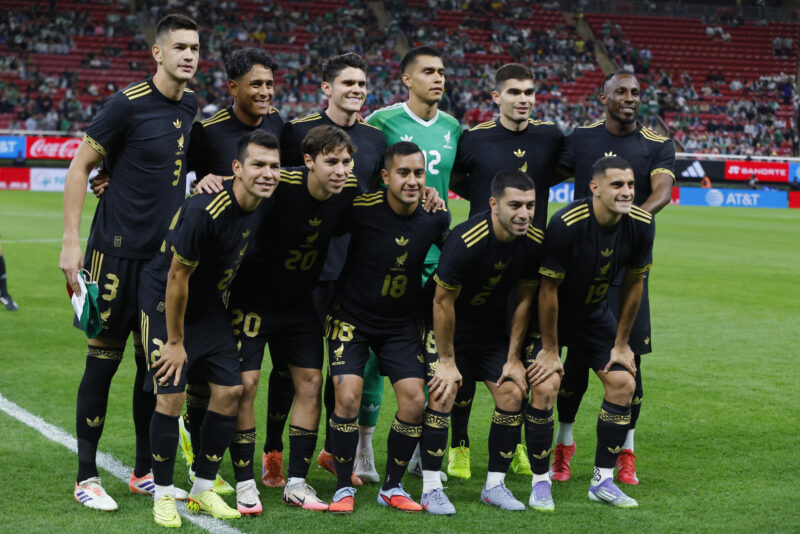 Jugadores de México forman previo a un partido amistoso entre la selección de México y Ecuador, en el Estadio Akron, en Guadalajara (México). Imagen de archivo. EFE/ Francisco Guasco