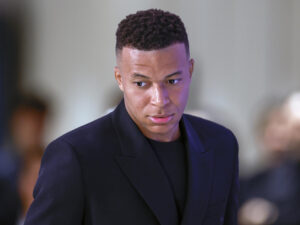 Fotografía de Javier Lizón, en la que puede verse en una imagen de archivo del 31 de octubre de 2025 al delantero francés del Real Madrid Kylian Mbappé. EFE