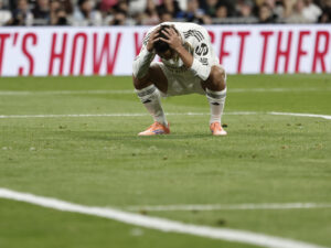 El delantero del Real Madrid Gonzalo García se lamenta tras una ocasión fallada, durante el partido de LaLiga de fútbol que Real Madrid y Celta de Vigo disputaron en el estadio Santiago Bernabéu. EFE/Sergio Pérez