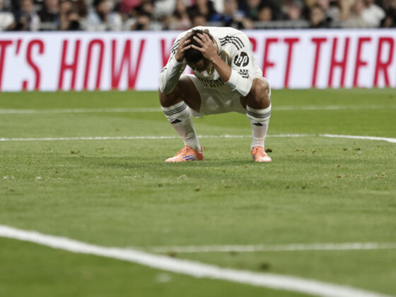 El delantero del Real Madrid Gonzalo García se lamenta tras una ocasión fallada, durante el partido de LaLiga de fútbol que Real Madrid y Celta de Vigo disputaron en el estadio Santiago Bernabéu. EFE/Sergio Pérez