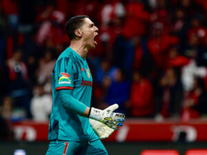 Hugo González, del Toluca, celebra un gol este sábado en un partido por las semifinales del Torneo Apertura 2025 de la Liga MX frente al Monterrey en el estadio Nemesio Diez. EFE/Felipe Gutiérrez