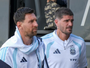 Lionel Messi, junto a su compañero de la selección argentina Rodrigo De Paul (d), EFE/Pablo Miranzo