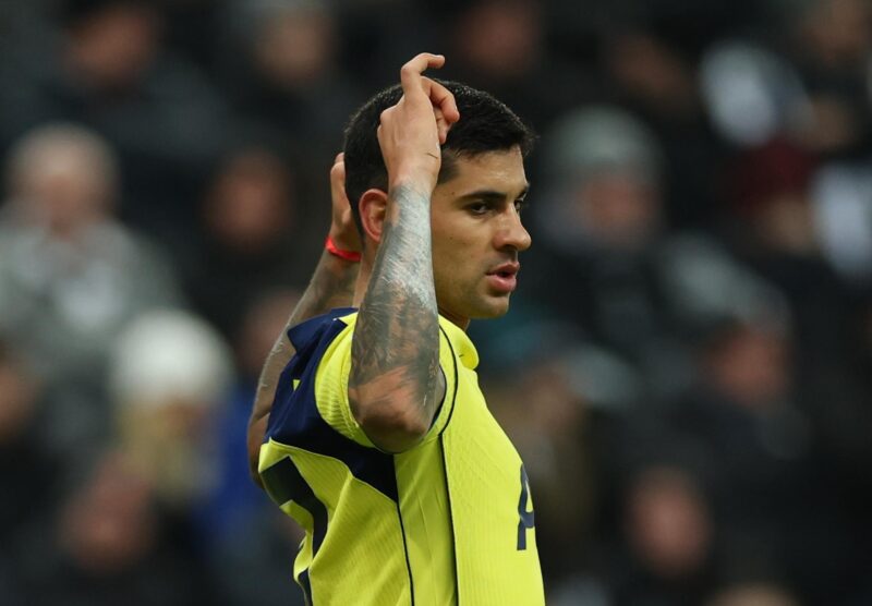 El jugador argentino Cristian Romero, del Tottenha,m celebra el 1-1 durante el partido de la Premier League que han jugado Newcastle United y Tottenham Hotspur en Newcastle, Reino Unido. EFE/EPA/ADAM VAUGHAN .
