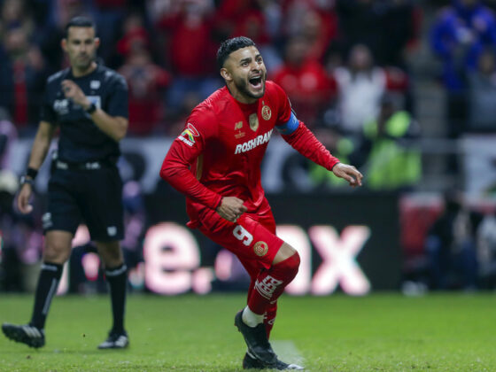 Alexis Vega de Toluca celebra un gol de penal ayer domingo, durante un juego por la final del Torneo Apertura 2025 de la Liga MX en el estadio Nemesio Diez en Toluca (México). EFE/Isaac Esquivel