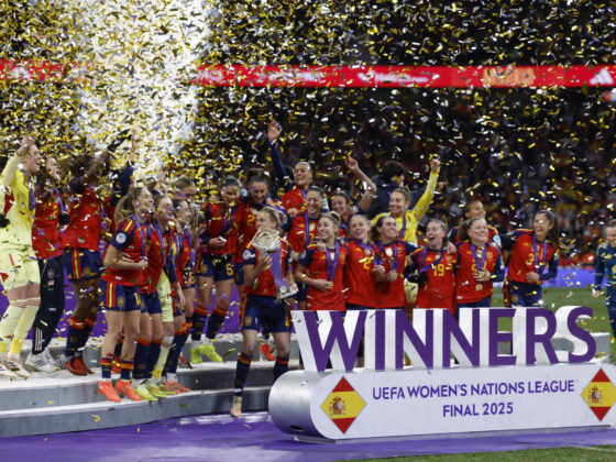 Las jugadoras de la selección española de fútbol celebran la victoria con el trofeo tras el partido de vuelta de la final de la Liga de Naciones femenina que los combinados nacionales de España y Alemania han disputado en el estadio Metropolitano, en Madrid. EFE/Juanjo Martín