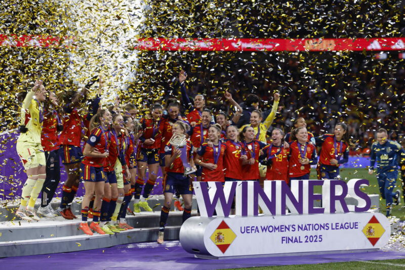 Las jugadoras de la selección española de fútbol celebran la victoria con el trofeo tras el partido de vuelta de la final de la Liga de Naciones femenina que los combinados nacionales de España y Alemania han disputado en el estadio Metropolitano, en Madrid. EFE/Juanjo Martín