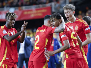 El delantero de la selección española Lamine Yamal (2-d) celebra con sus compañeros tras marcar gol ante Países Bajos, durante el partido de vuelta de los cuartos de final de la Liga de Naciones. EFE/Ana Escolar