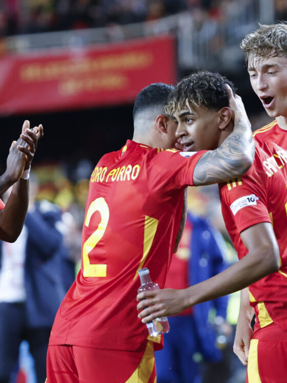 El delantero de la selección española Lamine Yamal (2-d) celebra con sus compañeros tras marcar gol ante Países Bajos, durante el partido de vuelta de los cuartos de final de la Liga de Naciones. EFE/Ana Escolar