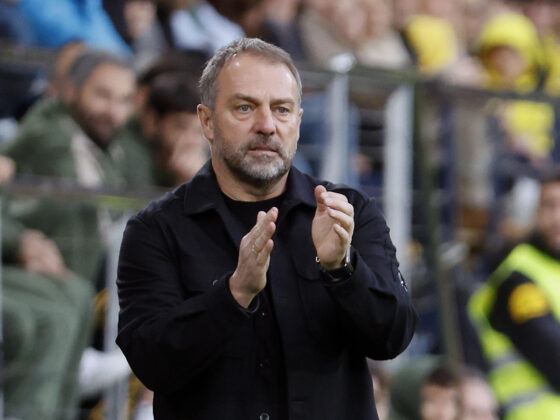 El entrenador del Barça, Hansi Flick, este domingo, durante el partido de la jornada 17 de LaLiga EA Sports, que disputaron Villarreal CF y el FC Barcelona en el Estadio de la Cerámica. EFE/ Ana Escobar