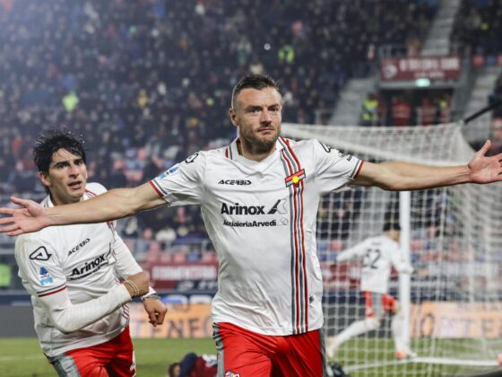 Jamie Vardy, del Cremonese, celebra tras anotar uno de sus goles en el partido disputado este lunes entre su equipo y el Bolonia, correspondiente a la Serie A italiana. EFE/ Serena Campanini