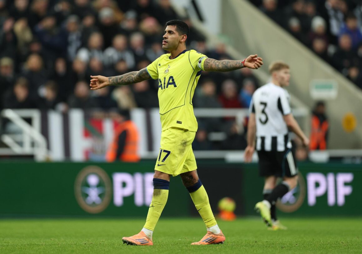 El jugador argentino Cristian Romero, del Tottenha,m celebra el 1-1 durante el partido de la Premier League que han jugado Newcastle United y Tottenham Hotspur en Newcastle, Reino Unido. EFE/EPA/ADAM VAUGHAN .