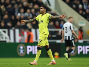El jugador argentino Cristian Romero, del Tottenha,m celebra el 1-1 durante el partido de la Premier League que han jugado Newcastle United y Tottenham Hotspur en Newcastle, Reino Unido. EFE/EPA/ADAM VAUGHAN .