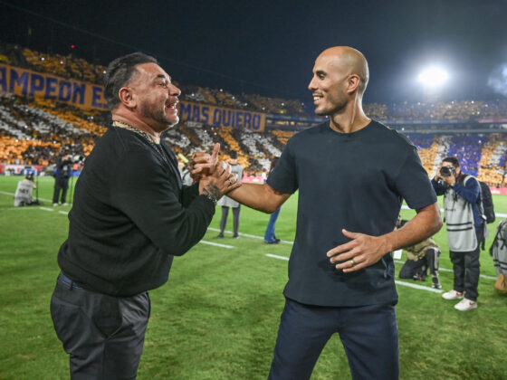 El entrenador del Toluca, Antonio Mohamed (izq.), se saluda con su colega de Tigres, Guido Pizarro, antes de comenzar el partido de ida de la final del torneo Apertura 2025 del fútbol mexicano. EFE/ Miguel Sierra