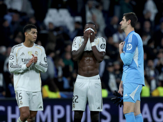(i-d) Los jugadores del Real Madrid, el inglés Jude Bellingham, el alemán Antonio Rudiger y el belga Thibaut Courtois, a la finalización del encuentro correspondiente a la fase regular de la Liga de Campeones que han disputado Real Madrid y Manchester City en el estadio Santiago Bernabéu, en Madrid. EFE/Kiko Huesca.