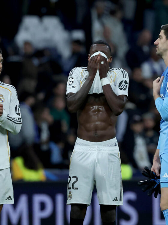 (i-d) Los jugadores del Real Madrid, el inglés Jude Bellingham, el alemán Antonio Rudiger y el belga Thibaut Courtois, a la finalización del encuentro correspondiente a la fase regular de la Liga de Campeones que han disputado Real Madrid y Manchester City en el estadio Santiago Bernabéu, en Madrid. EFE/Kiko Huesca.