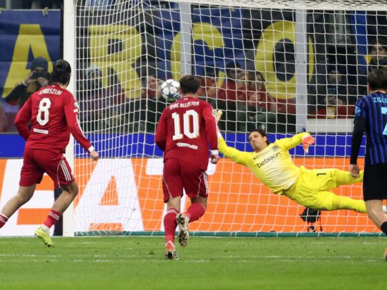 El jugador del Liverpool Dominik Szoboszlai (I) marca de penalti en Milán durante el partido de la sexta jornada de la UEFA Champions League que han jugado Inter Milan y Liverpool en el Giuseppe Meazza de MilanEFE/EPA/MATTEO BAZZI
