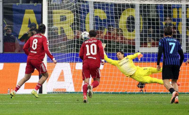 El jugador del Liverpool Dominik Szoboszlai (I) marca de penalti en Milán durante el partido de la sexta jornada de la UEFA Champions League que han jugado Inter Milan y Liverpool en el Giuseppe Meazza de MilanEFE/EPA/MATTEO BAZZI