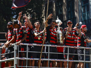 Danilo (c) de Flamengo sostiene el trofeo de la Copa Libertadores en imagen de archivo. EFE/ André Coelho