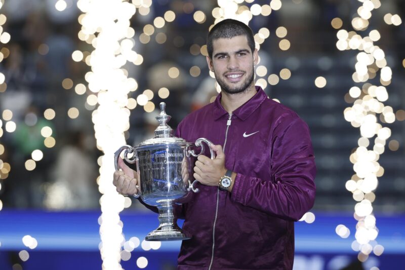 Lo mejor del deporte en 2025: Resumen, campeones, récords y más Carlos Alcaraz de España posa con el trofeo de campeones después de ganar la final individual masculina del Abierto de Tenis de Estados Unidos. EFE/EPA/JOHN G. MABANGLO