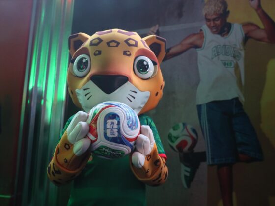 Fotografía de Mario Guzmán, en la que puede verse en una imagen de archivo del 3 de octubre de 2025 al jaguar Zayu, una de las mascotas oficiales del Mundial 2026. EFE