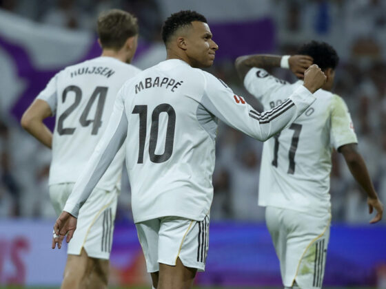 El delantero francés del Real Madrid, Kylian Mbappé, tras conseguir el segundo gol del equipo madridista durante el encuentro de la jornada 17 de LaLiga entre Real Madrid y Sevilla FC en el estadio Santiago Bernabéu, en Madrid. EFE / Juanjo Martín.