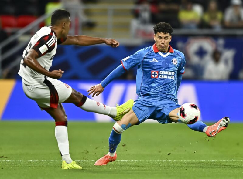 Flamengo 2-1 Cruz Azul: Resumen, goles y estadísticas Jorge Sánchez (d), de Cruz Azul, en acción contra Alex Sandro, de Flamengo, durante el partido de la Copa Intercontinental de la FIFA 2025 entre Cruz Azul y Flamengo en Al-Rayyan (Catar). EFE/NOUSHAD THEKKAYIL