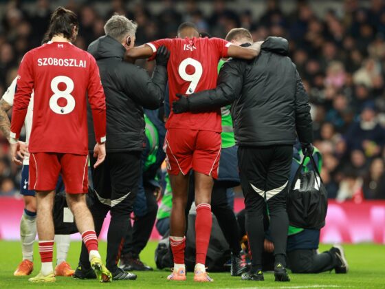 El jugador del Liverpool Alexander Isak (c) se retira con ayuda del terreno de juego durante el partido de la Premier League del pasado sábado que jugaron Tottenham Hotspur y Liverpool FC, en Londres, Reino Unido. EFE/EPA/NEIL HALL .