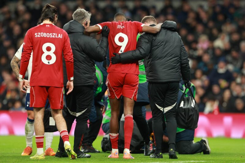 El jugador del Liverpool Alexander Isak (c) se retira con ayuda del terreno de juego durante el partido de la Premier League del pasado sábado que jugaron Tottenham Hotspur y Liverpool FC, en Londres, Reino Unido. EFE/EPA/NEIL HALL .