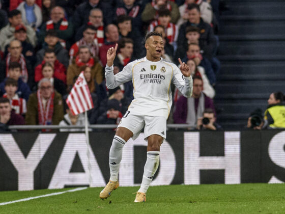 El delantero francés del Real Madrid Kylian Mbappé celebra el 0-3 conseguido durante el partido de la jornada 19 de LaLiga EA Sports entre el Athletic Club y el Real Madrid, disputado en el estadio de San Mamés en Bilbao. EFE/Javier Zorrilla