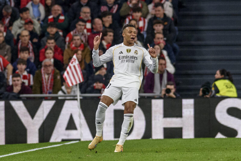 El delantero francés del Real Madrid Kylian Mbappé celebra el 0-3 conseguido durante el partido de la jornada 19 de LaLiga EA Sports entre el Athletic Club y el Real Madrid, disputado en el estadio de San Mamés en Bilbao. EFE/Javier Zorrilla