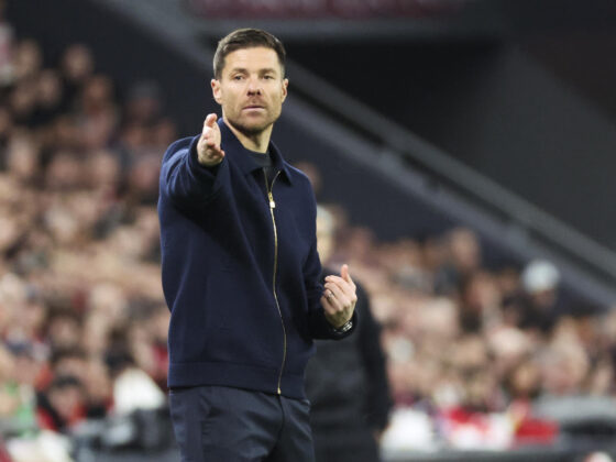 El entrenador del Real Madrid, Xabi Alonso, gesticula durante el partido de la jornada 19 de LaLiga EA Sports entre el Athletic Club y el Real Madrid, este miércoles en el estadio de San Mamés en Bilbao. EFE/Luis Tejido